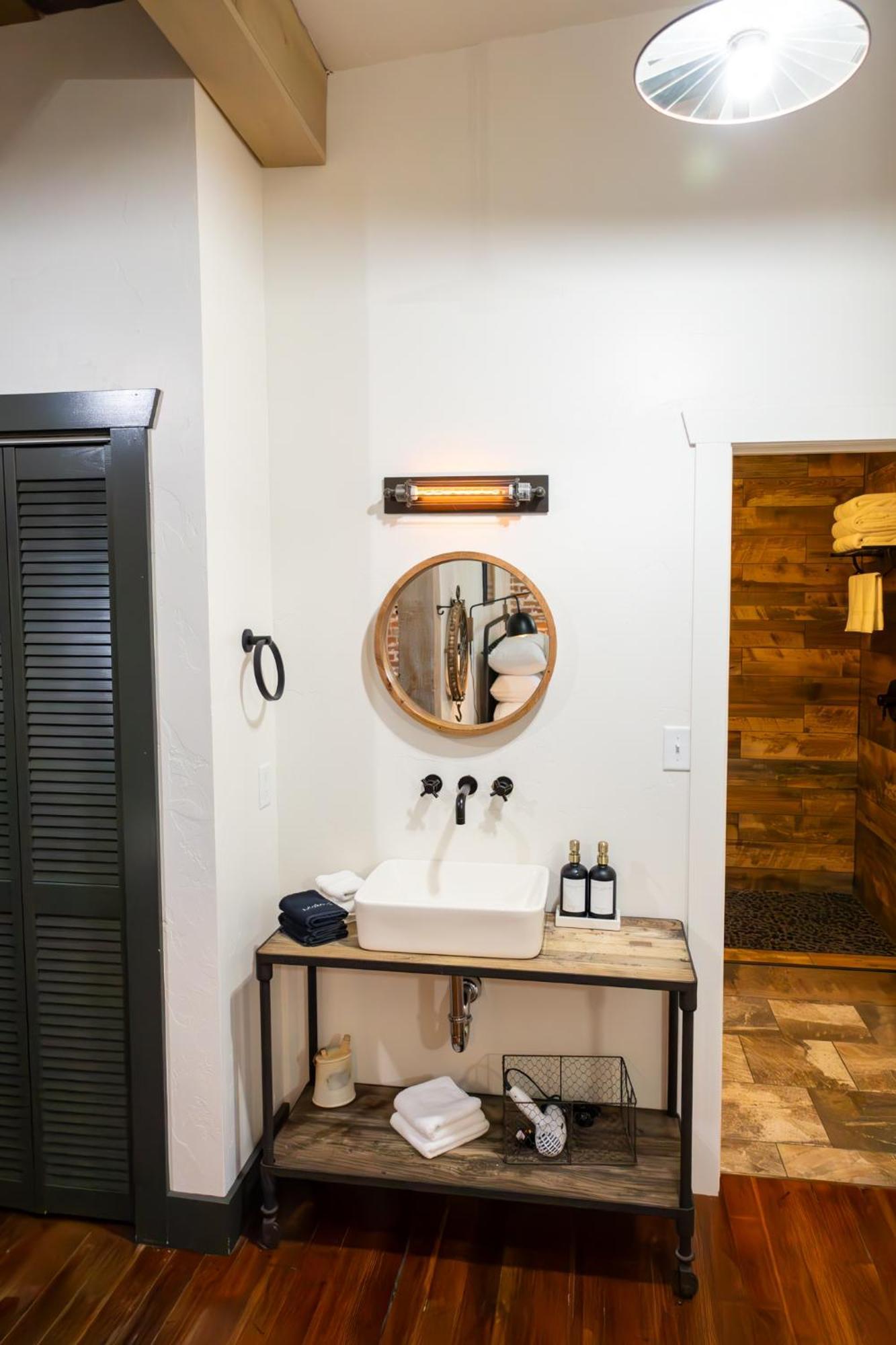 Lander Millhouse Hotel ภายนอก รูปภาพ