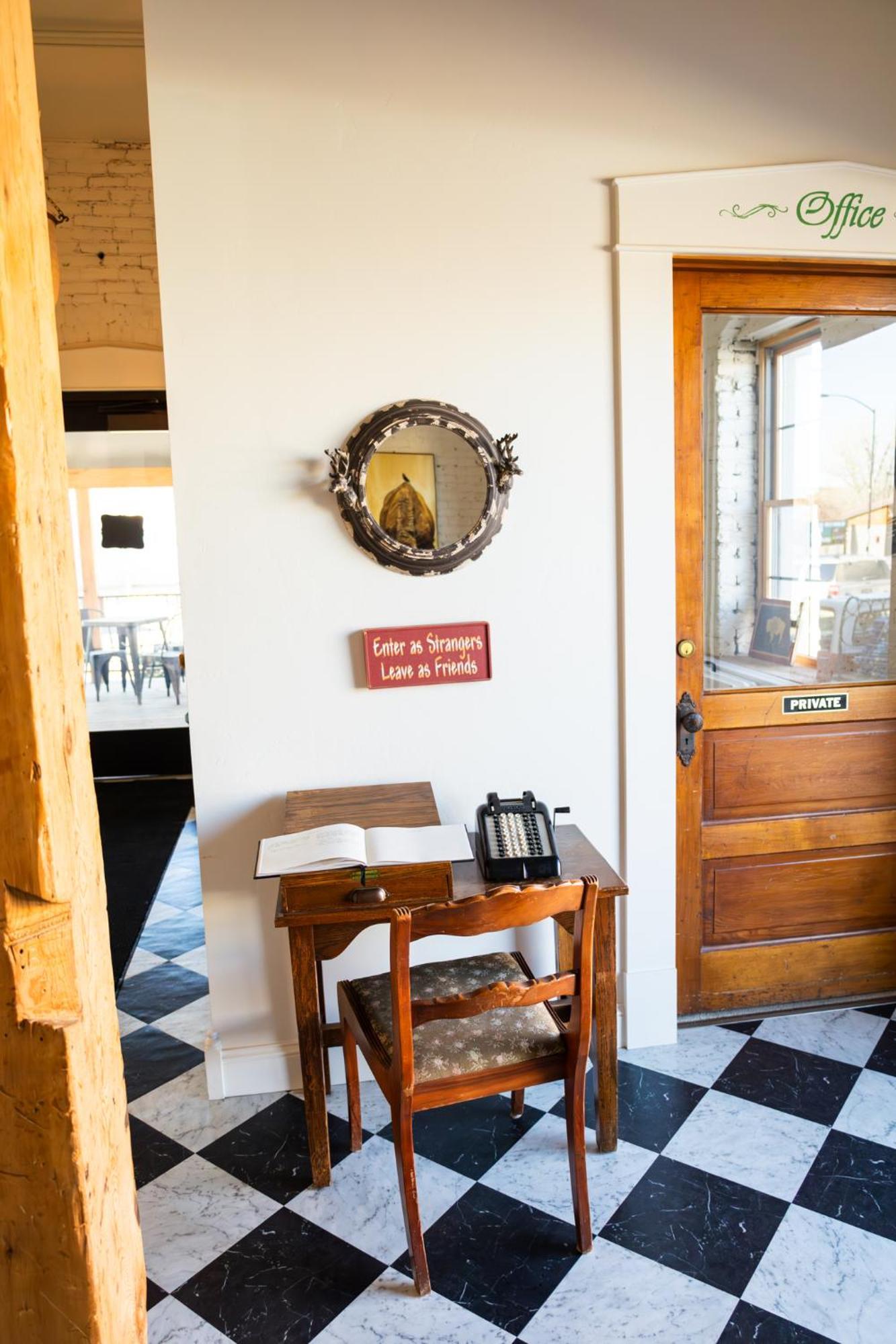 Lander Millhouse Hotel ภายนอก รูปภาพ